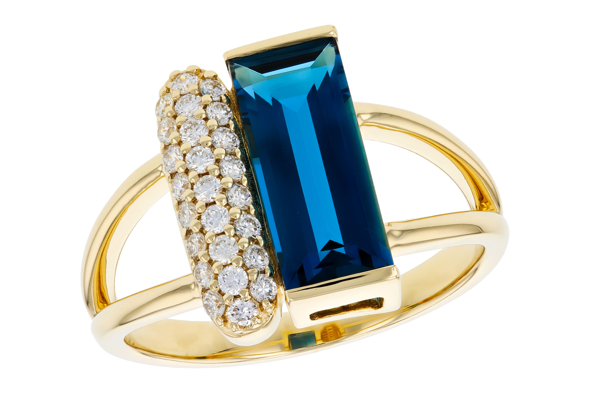 F330-74660: LDS RG 2.67 LONDON BLUE TOPAZ 2.92 TGW (12x5MM BT)