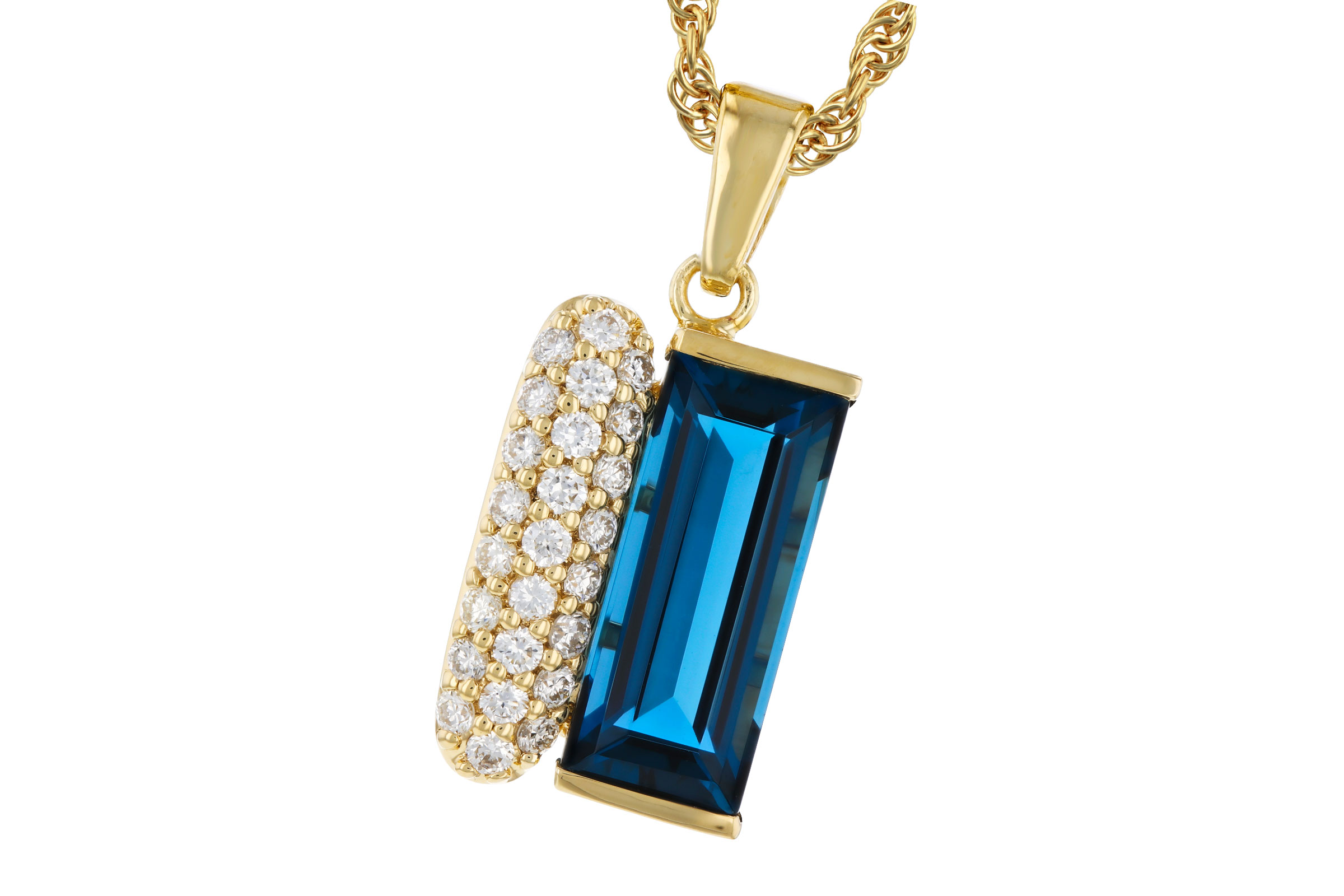F330-74669: NECK 2.67 LONDON BLUE TOPAZ 2.92 TGW (12x5MM BT)